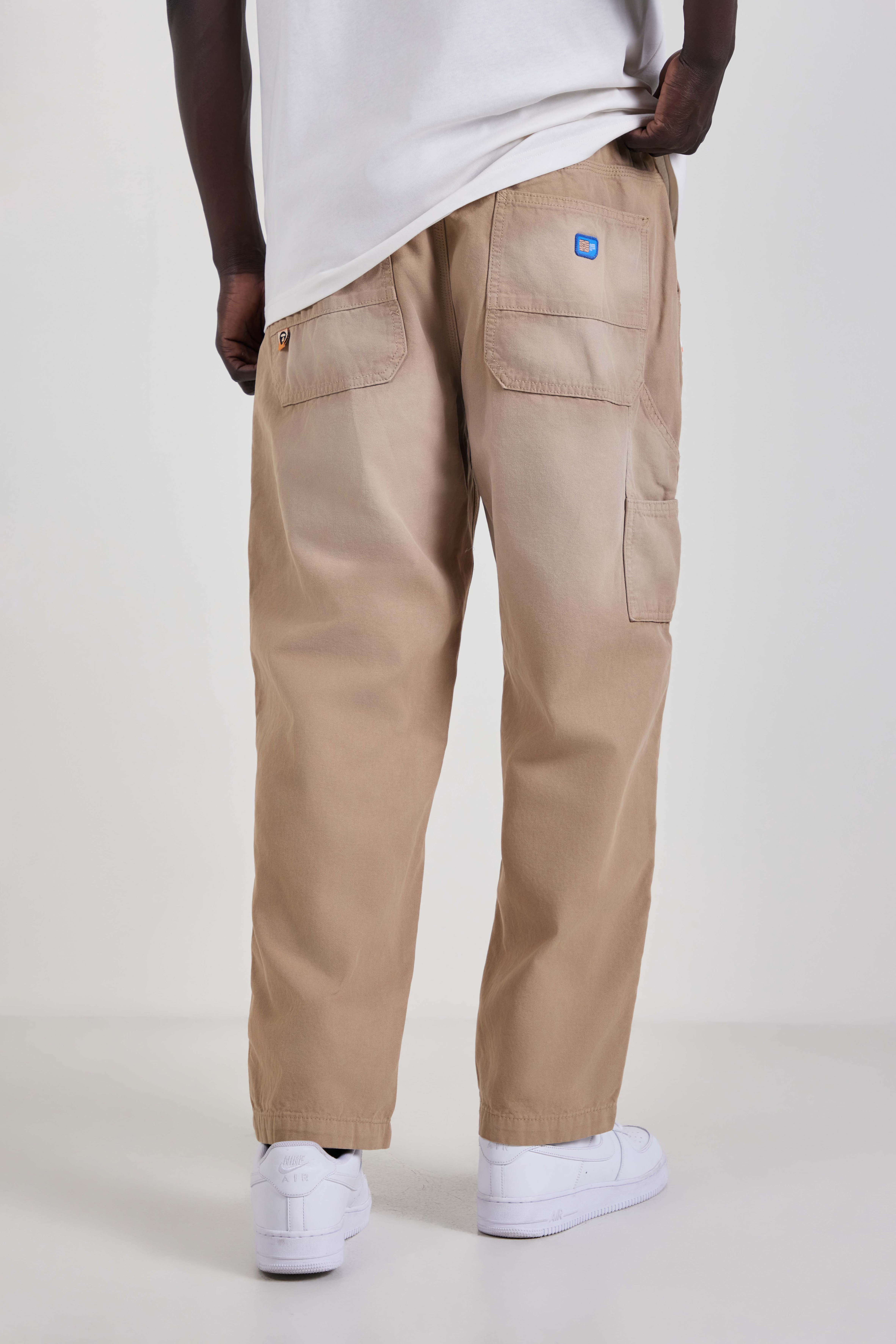 תמונת דוגמן אחורית של מכנסיים ארוכים