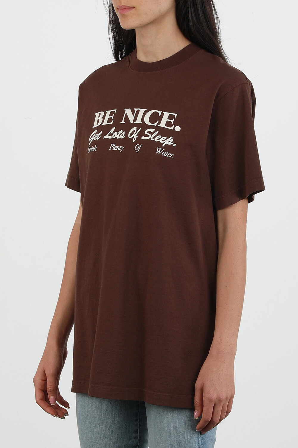 תמונת דוגמן קידמית של טי שירט אוברסייז עם הדפס ממותג בגוון חום