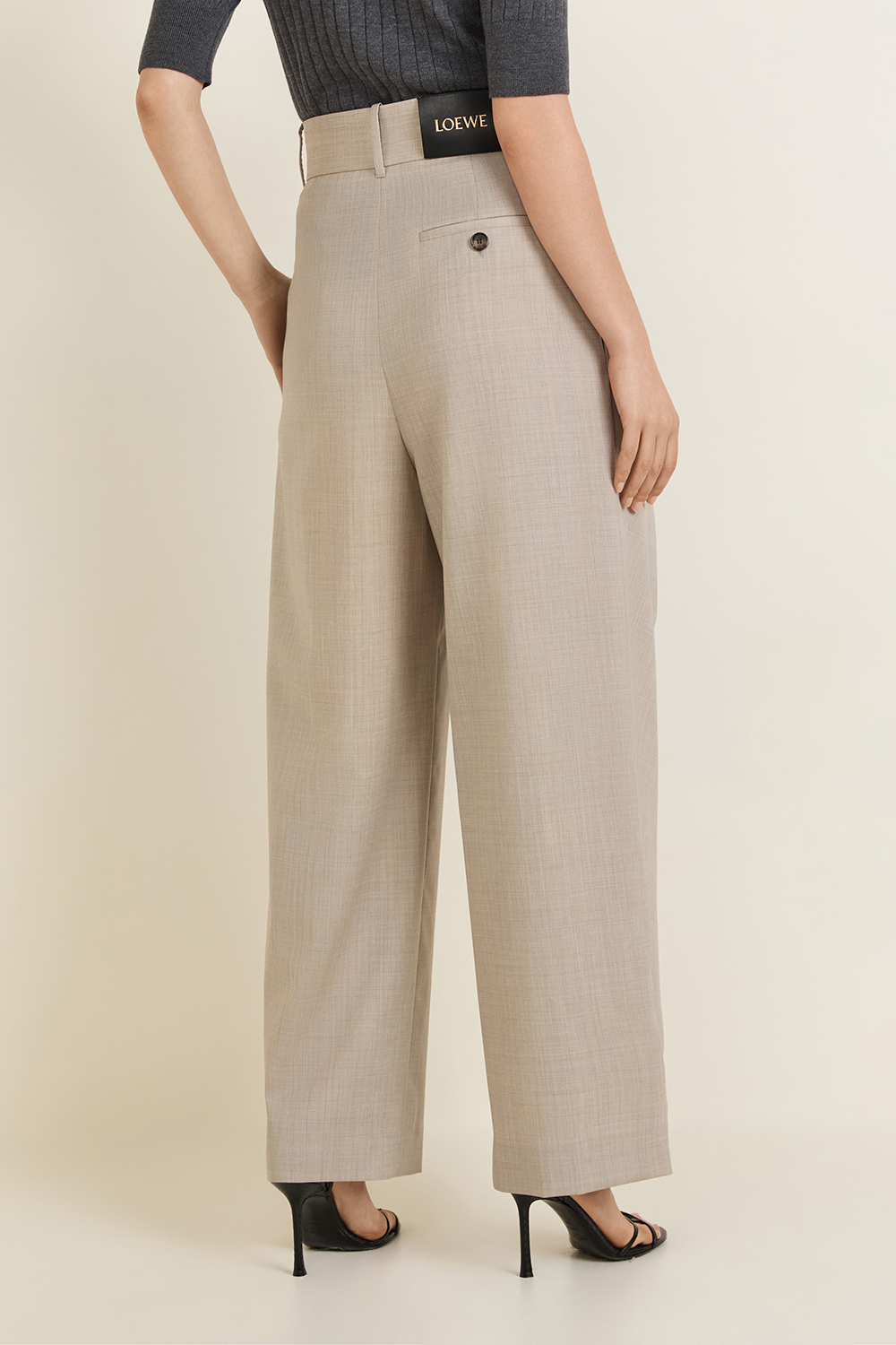 תמונת דוגמן אחורית של מכנסיים בגזרת מעטפת