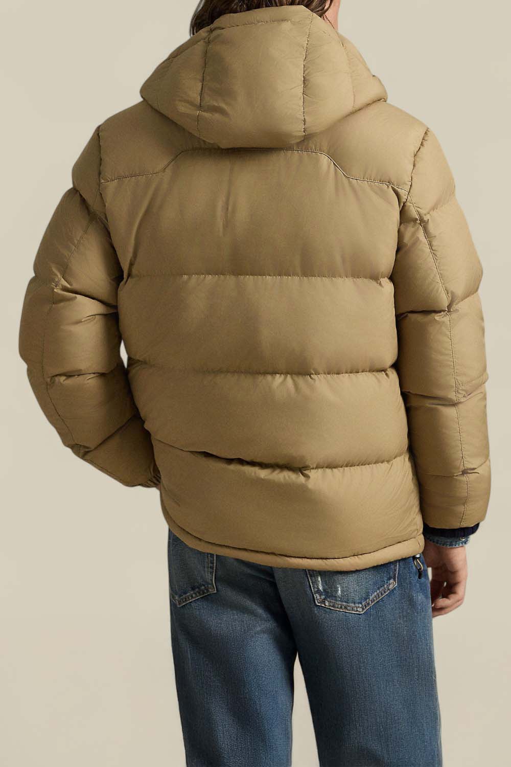 תמונת דוגמן אחורית של מעיל פוך עם קפוצ'ון נשלף