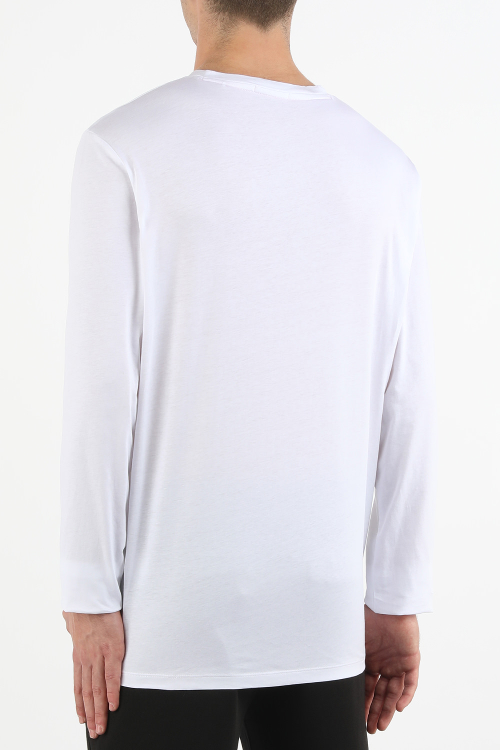 תמונת דוגמן אחורית של חולצת לוגו ארוכה בגוון לבן