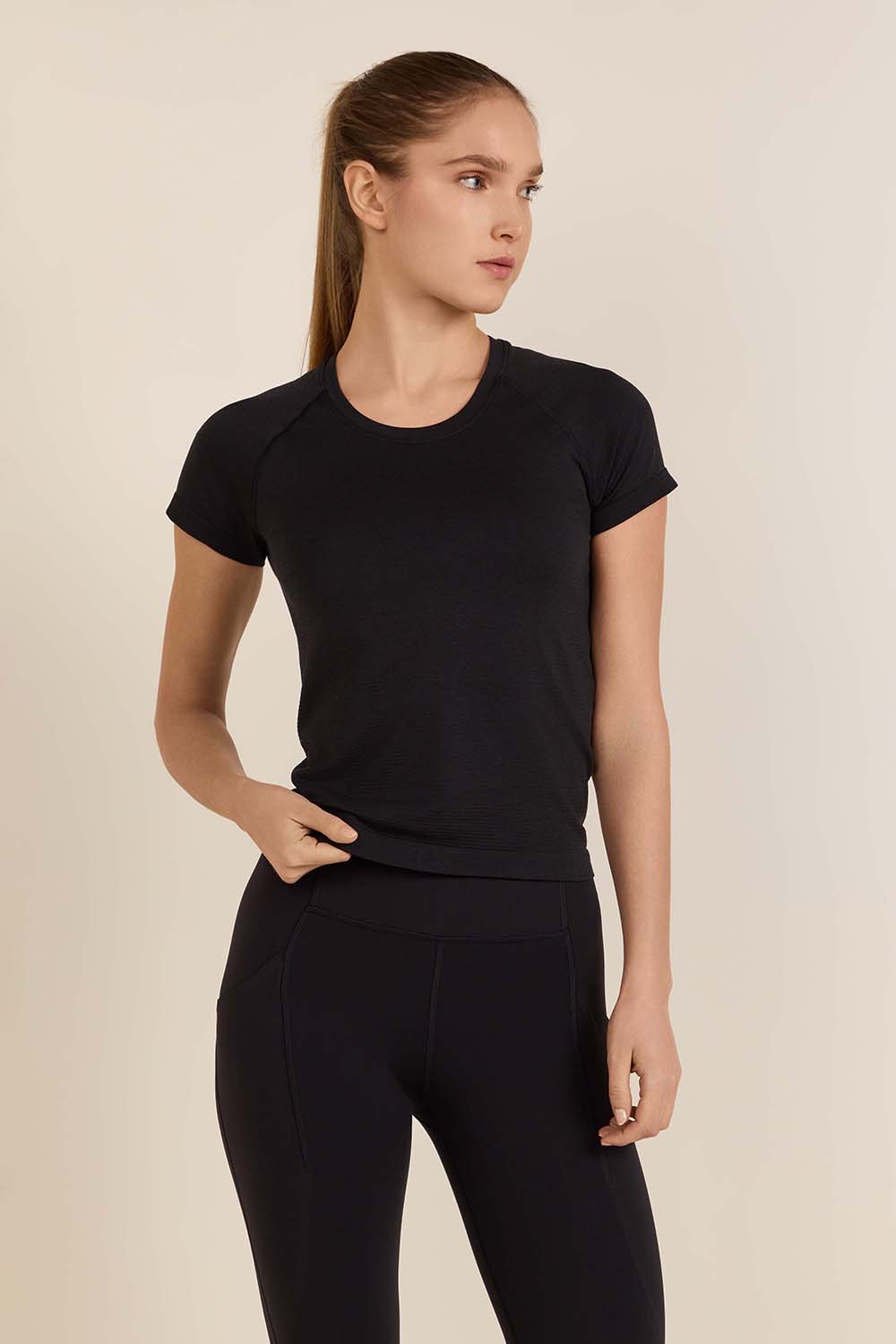 תמונת דוגמן קידמית של Swiftly Tech Short Sleeve Shirt 2.0 Race