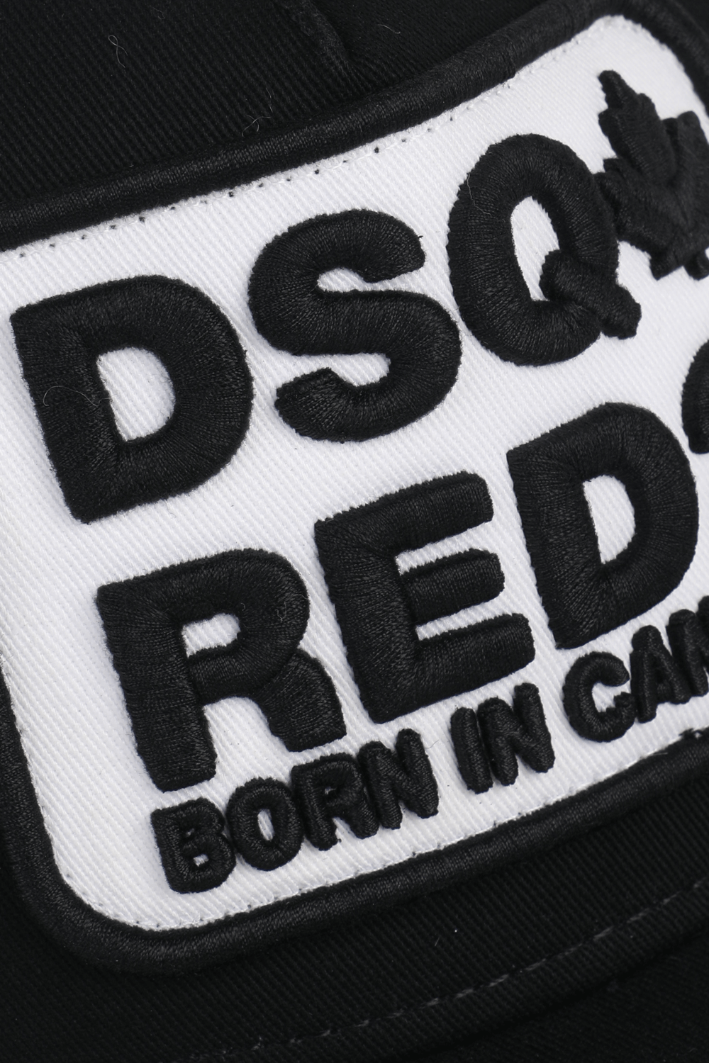 תמונת תקריב של כובע בייסבול עם רקמת לוגו בצבע שחור