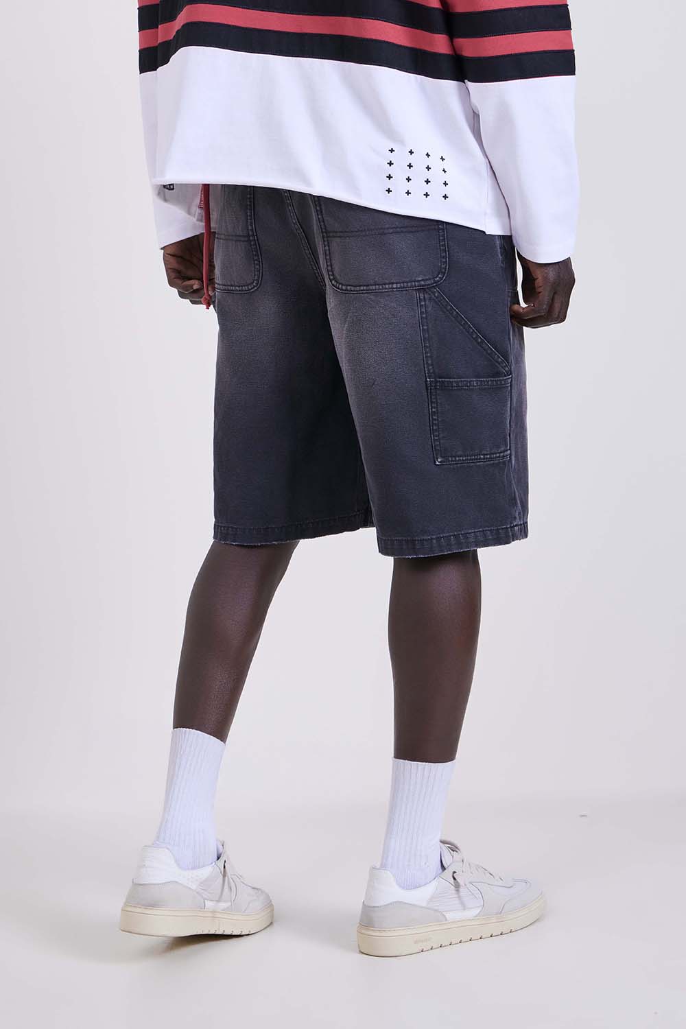 תמונת דוגמן אחורית של מכנסי ג'ינס קצרים אוברסייז