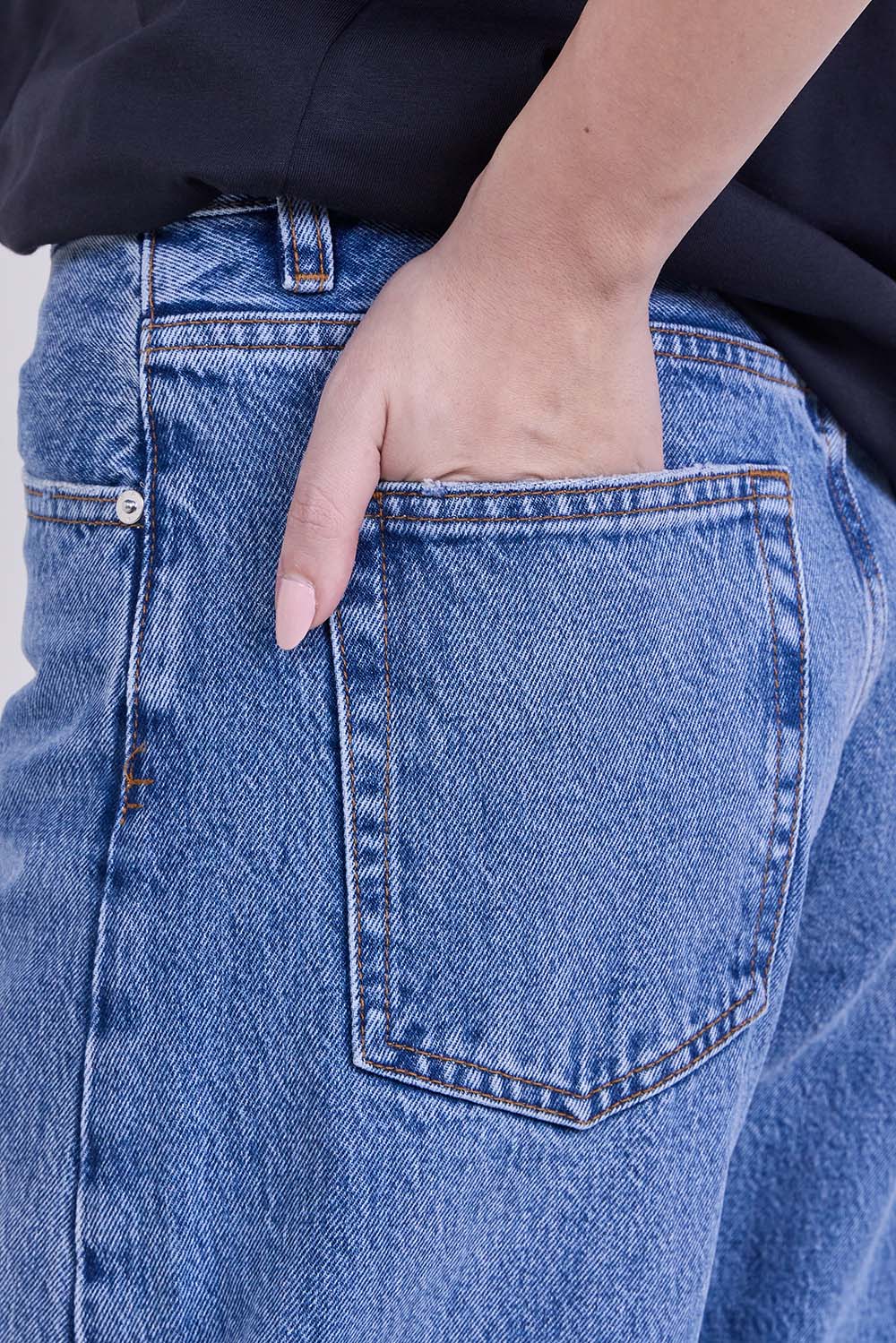 תמונת תקריב דוגמן של מכנסי ג'ינס בגזרה גבוהה