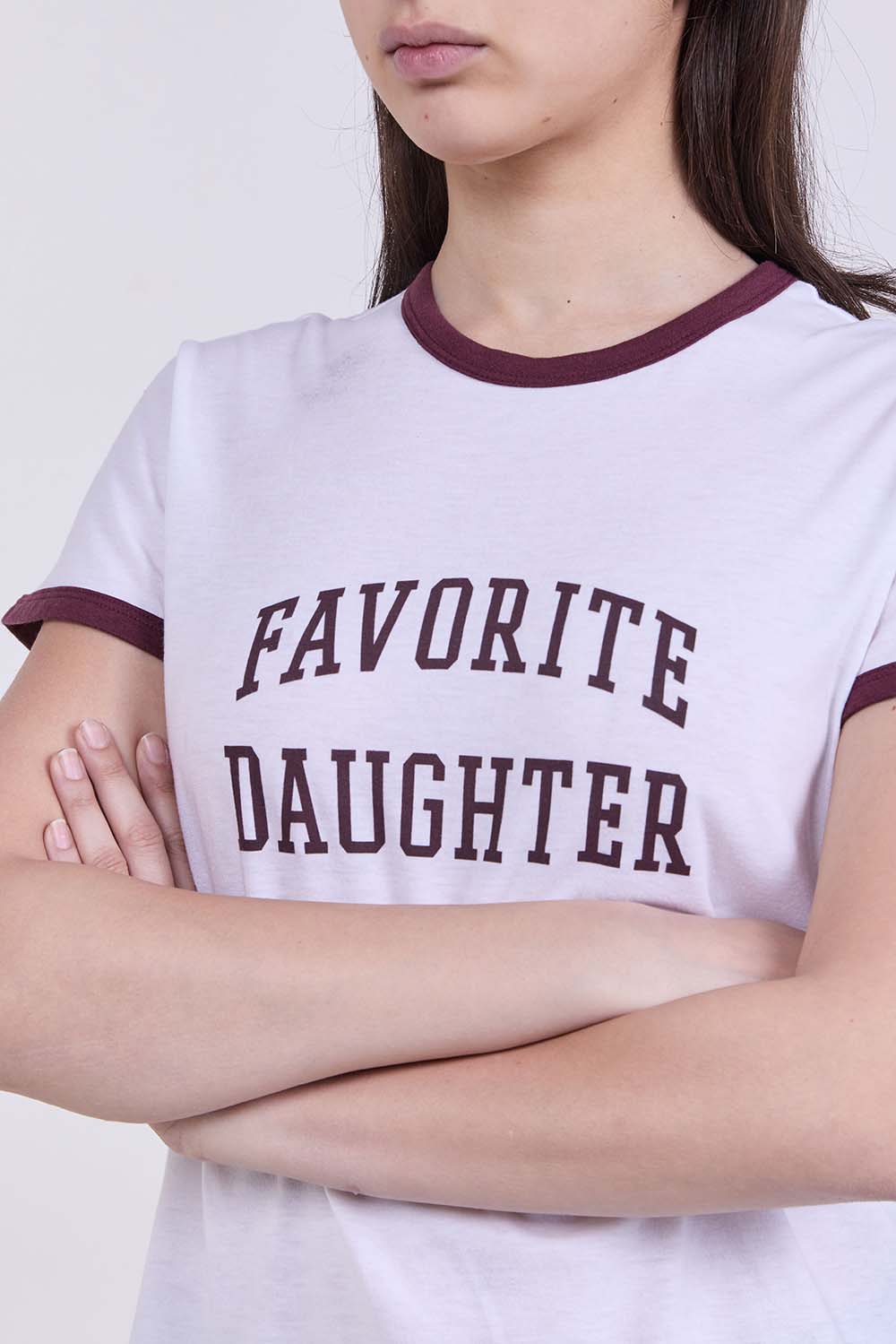 תמונת תקריב דוגמן של חולצת טי בגזרה ישרה