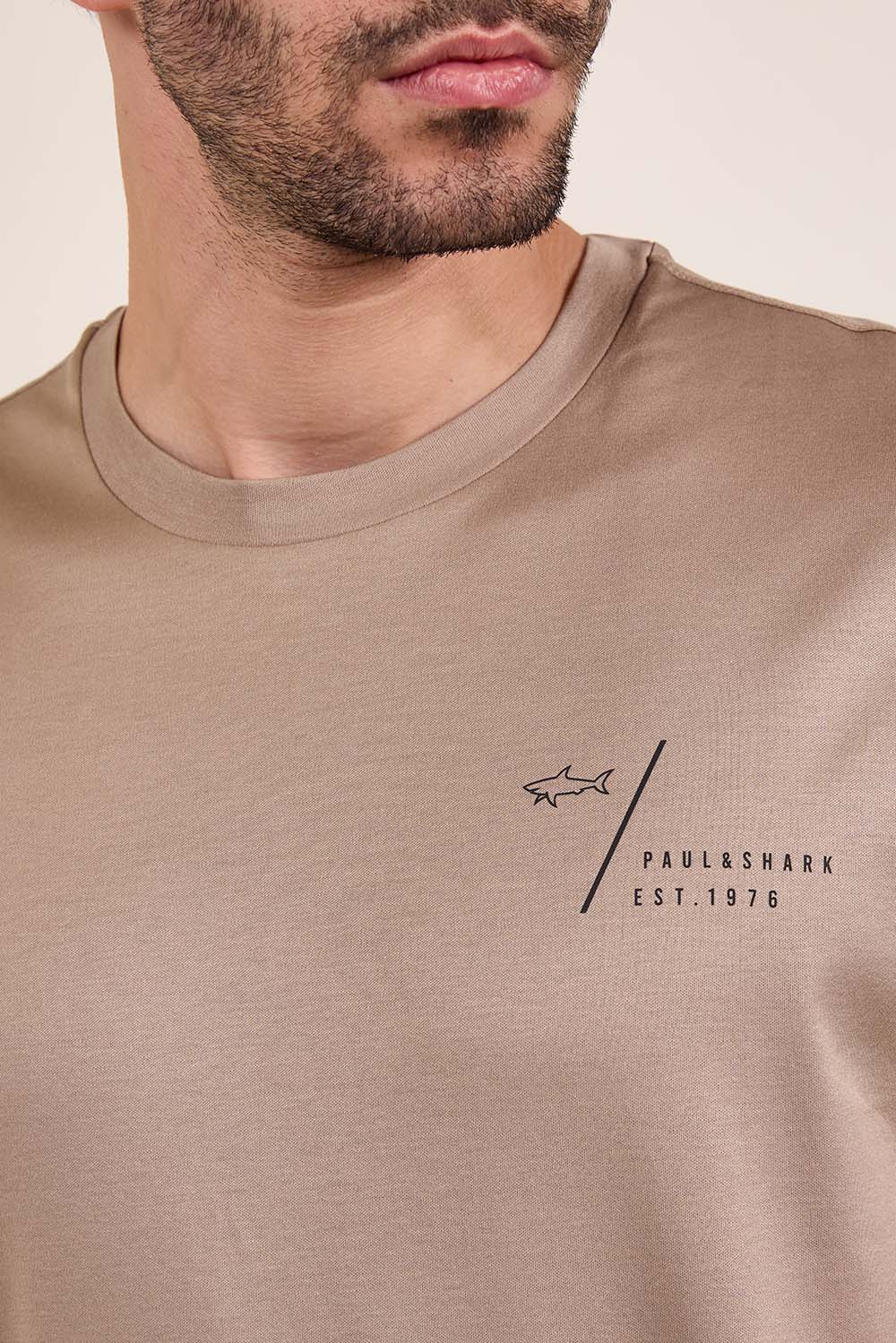 תמונת תקריב דוגמן של חולצת טי