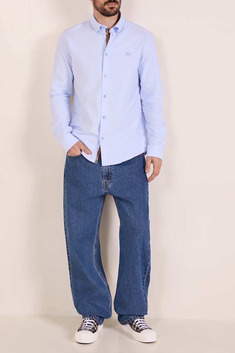 תמונת דוגמן קידמית של נעלי סניקרס