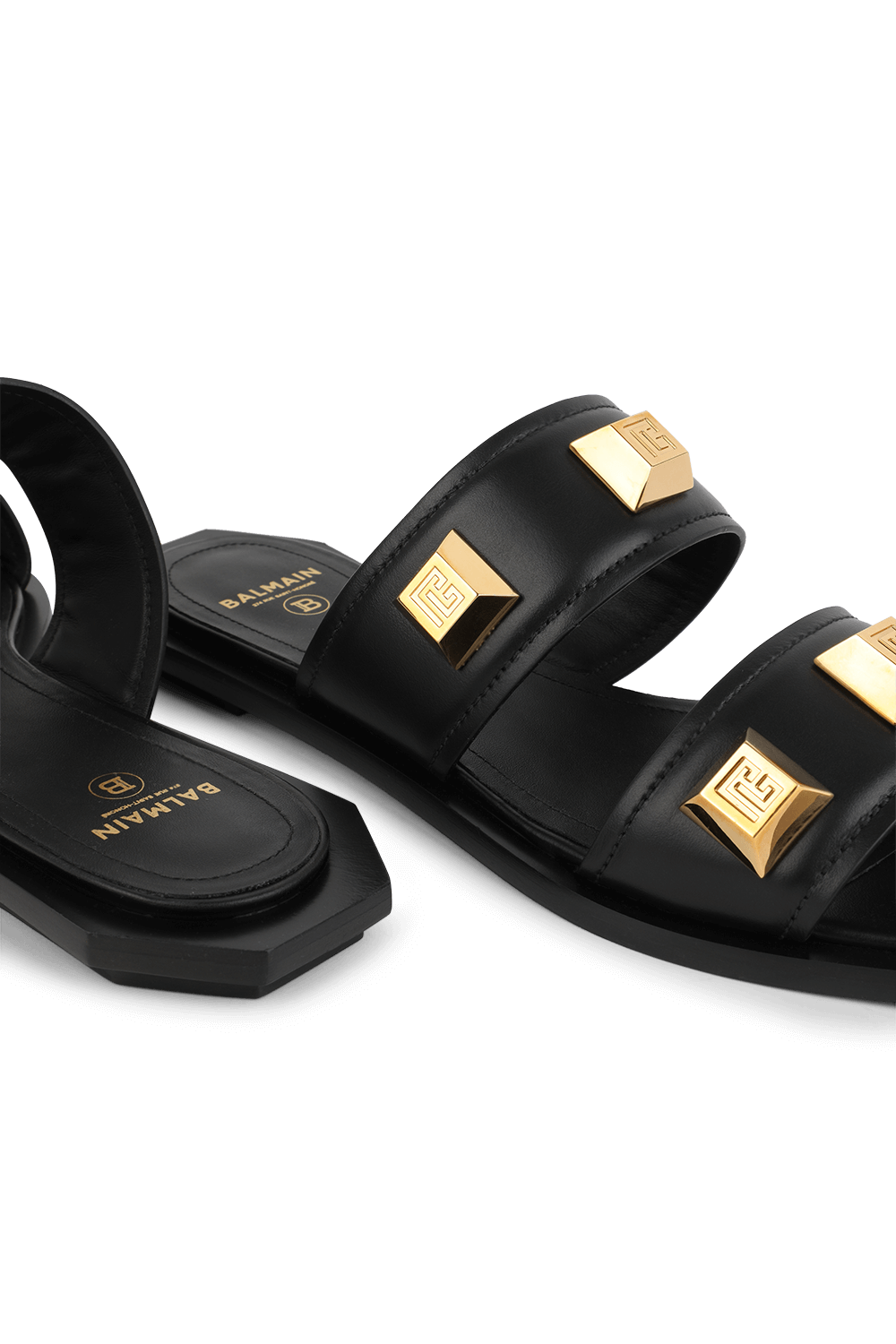 תמונת תקריב של כפכפי סליידס