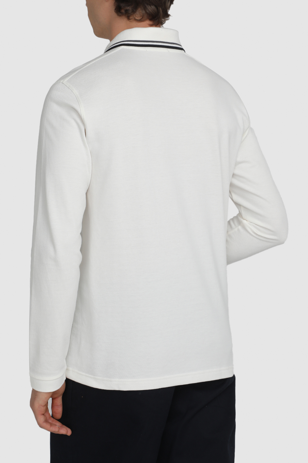 תמונת דוגמן אחורית של חולצת פולו ארוכה