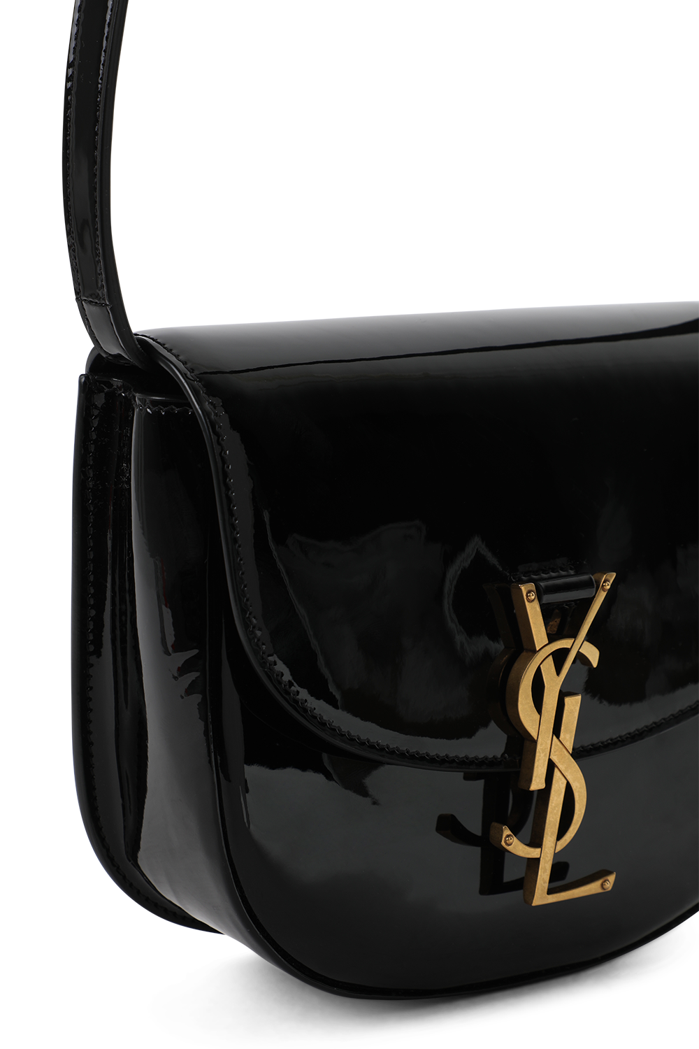 תמונת תקריב של תיק אוכף קאיה עם אבזם מונוגרמי 