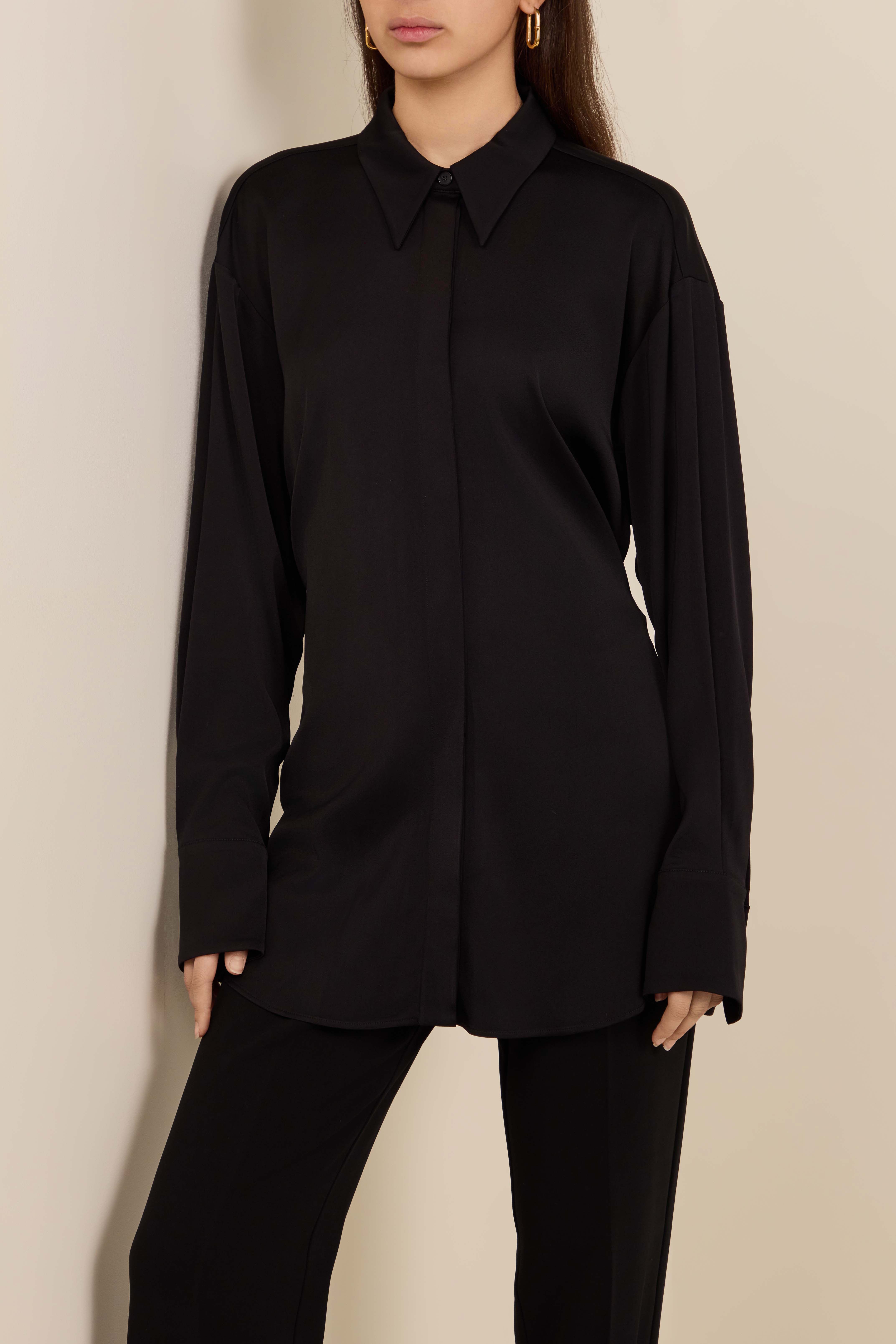 תמונת דוגמן קידמית של חולצת כפתורים