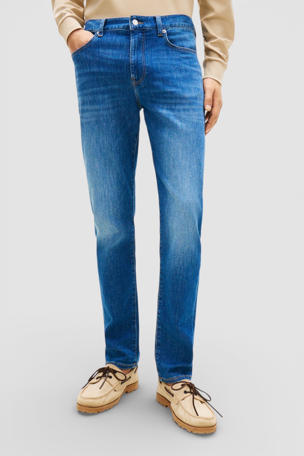 תמונת דוגמן קידמית של מכנסי ג'ינס בגזרת סלים