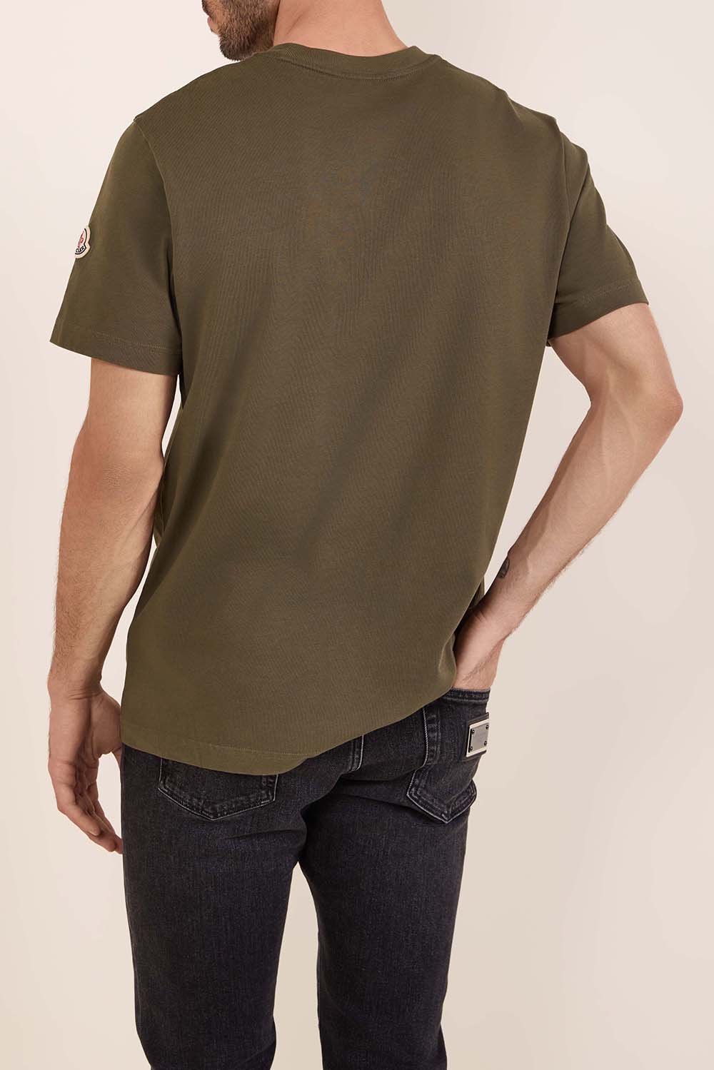 תמונת דוגמן אחורית של חולצת טי