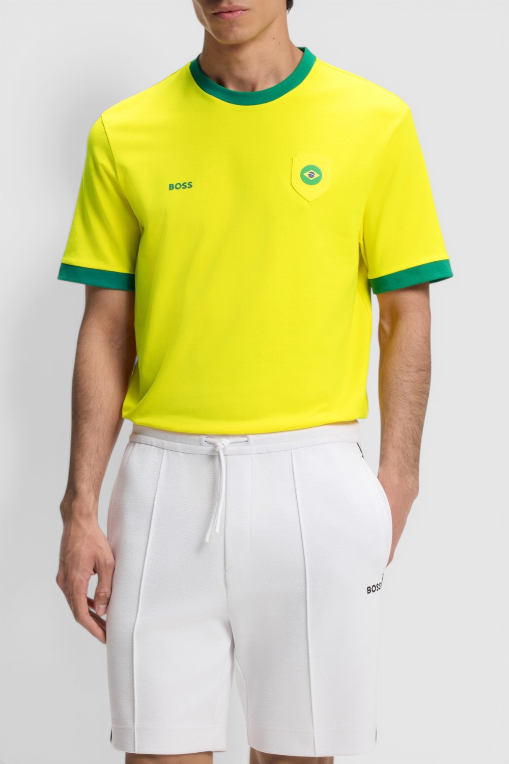 תמונת דוגמן קידמית של חולצת טי בגזרה ישרה