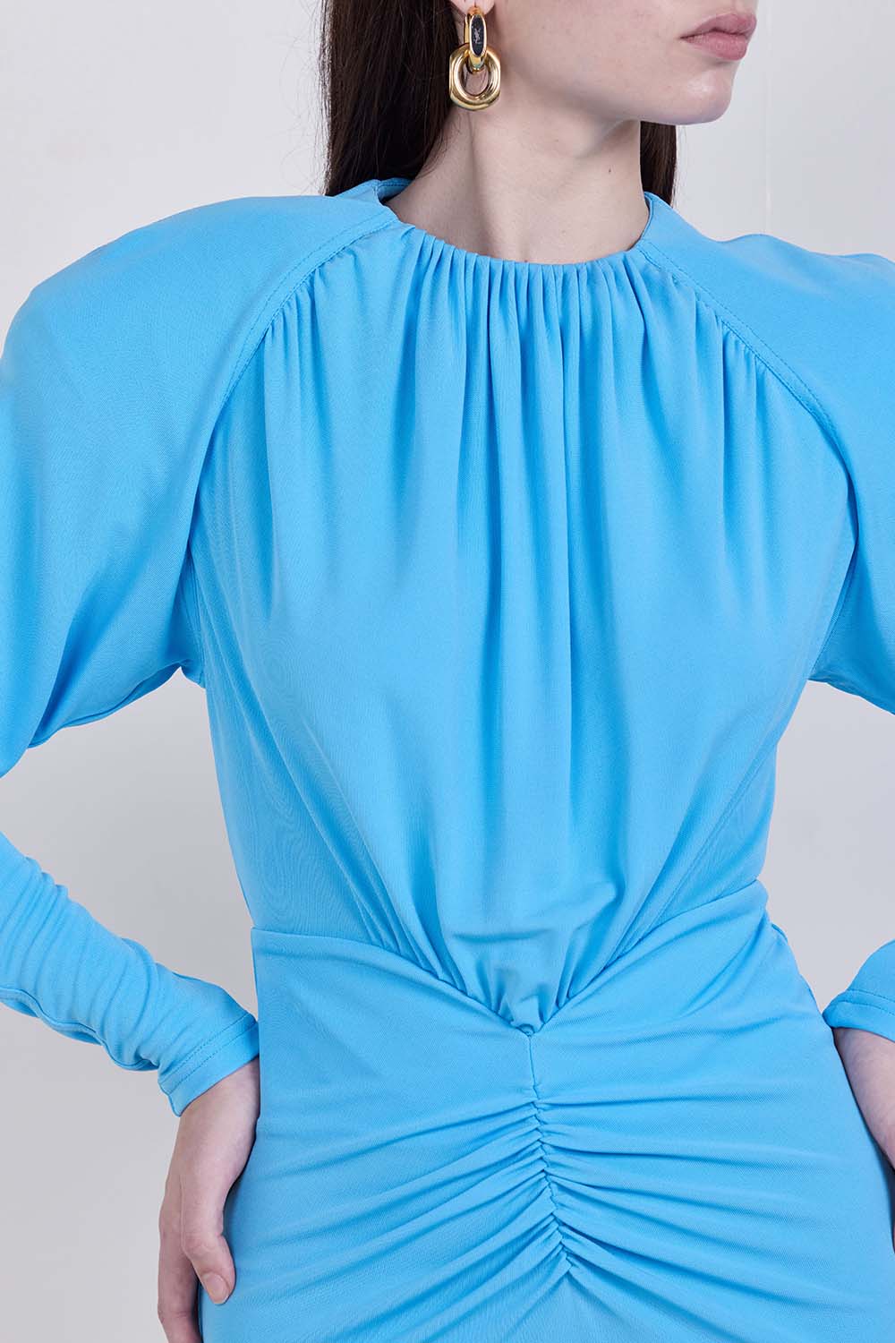 תמונת תקריב דוגמן של שמלת מיני בגזרה צמודה