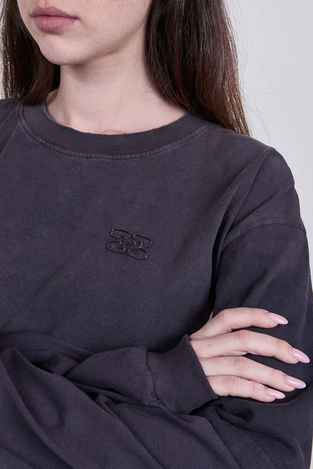 תמונת תקריב דוגמן של חולצת טי שרוול ארוך