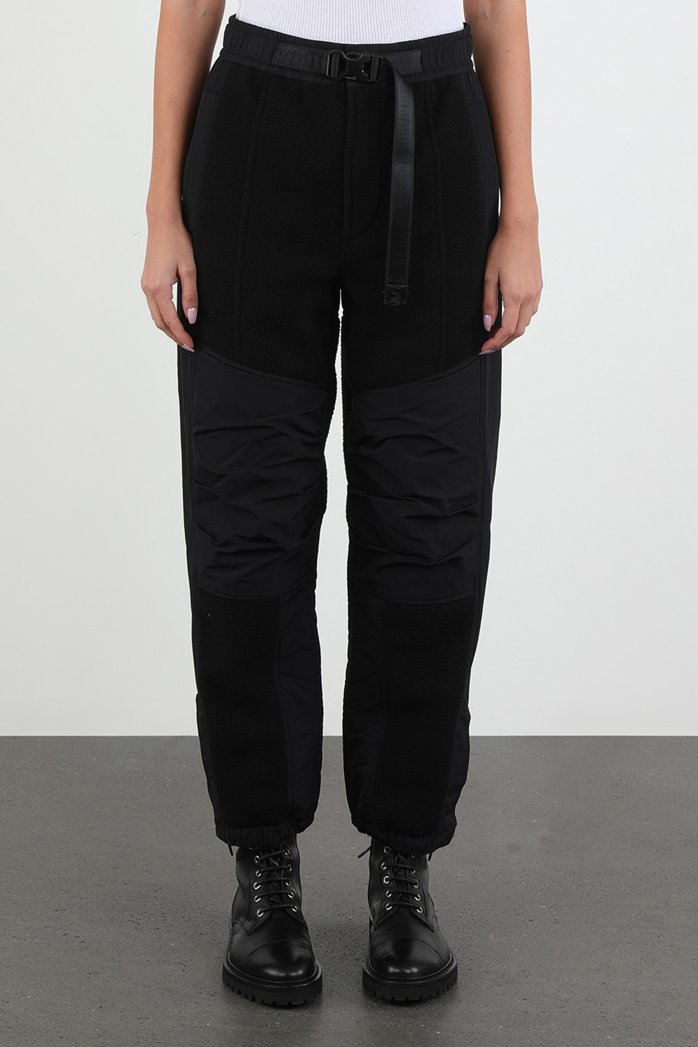 תמונת דוגמן קידמית של מכנסיים גבוהים ומתרחבים עם חגורת אבזם בגוון שחור