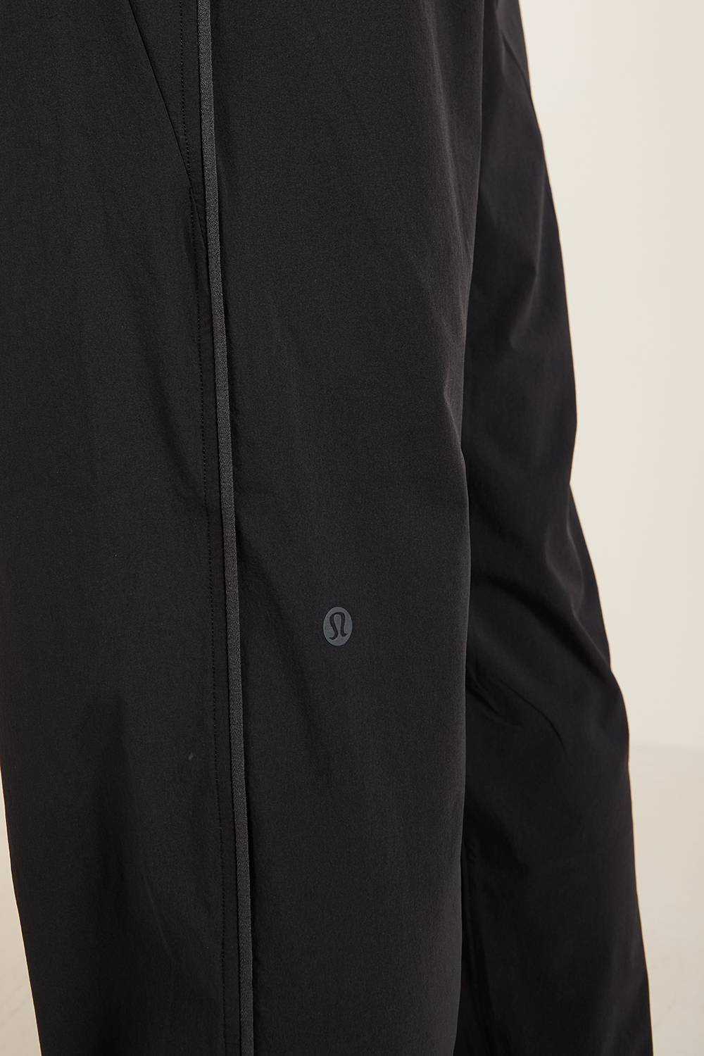 תמונת תקריב דוגמן של Relaxed-fit workout track pants