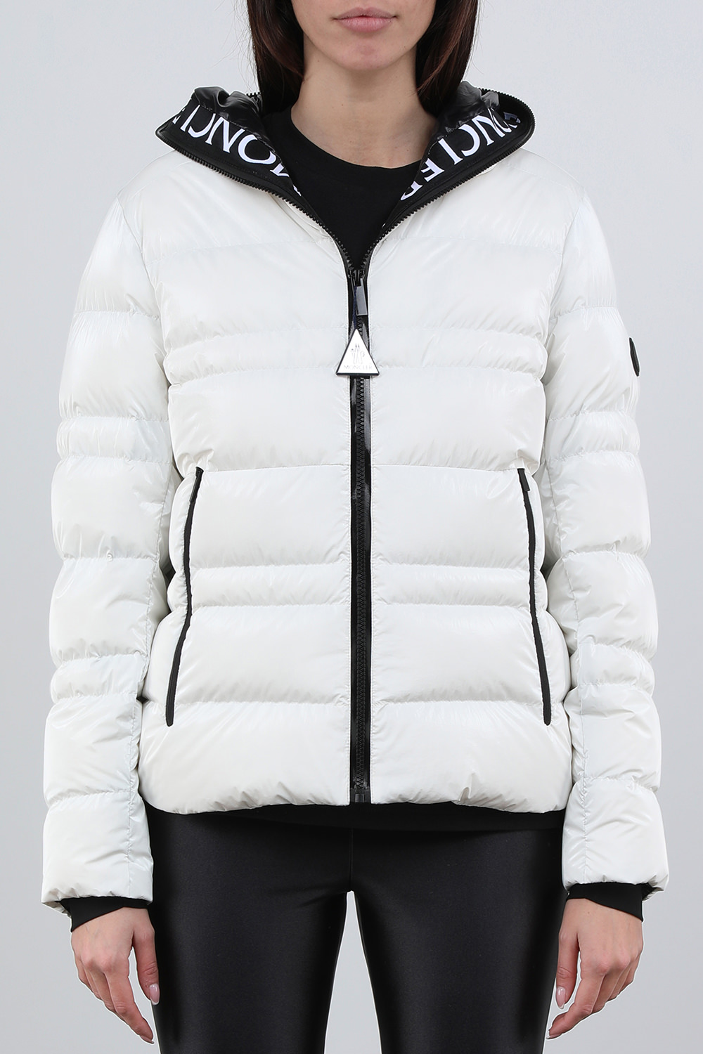 תמונת דוגמן קידמית של מעיל פוך קפוצ'ון עם לוגו