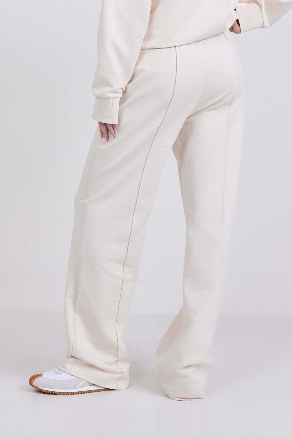 תמונת דוגמן אחורית של מכנסי ג'וגר