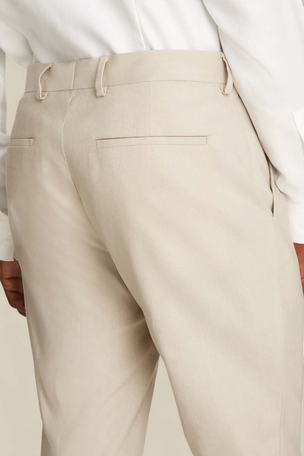 תמונת תקריב דוגמן של מכנסיים מחויטים