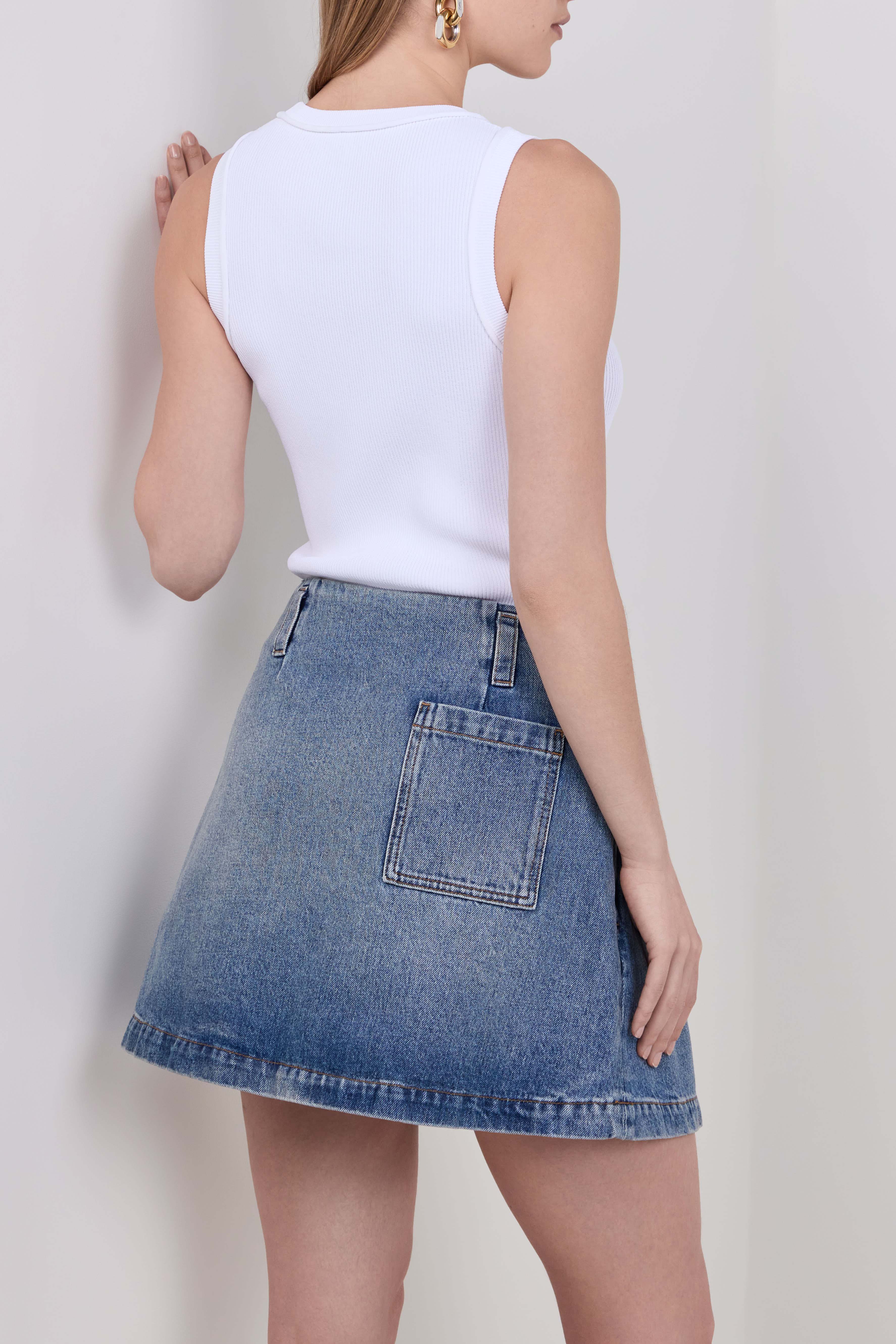 תמונת דוגמן אחורית של גופיית ריב