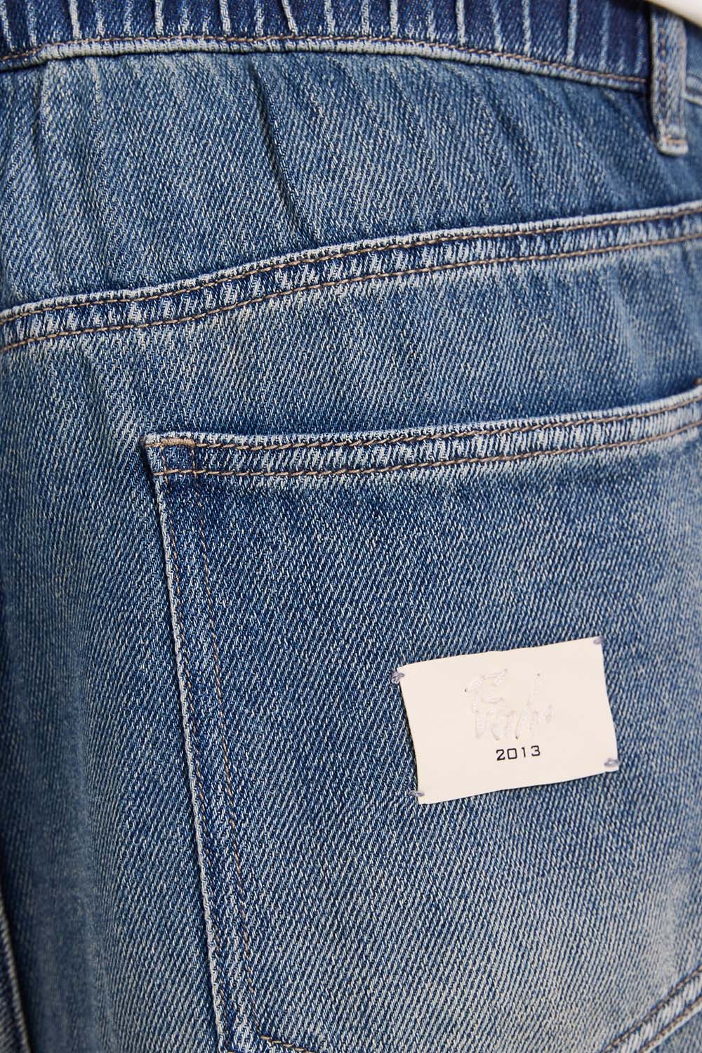 תמונת תקריב דוגמן של מכנסי ג'ינס מתרחבים