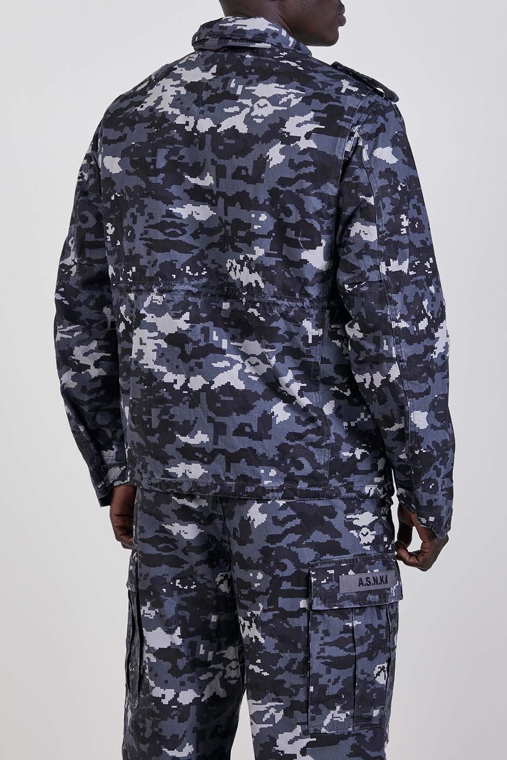 תמונת דוגמן אחורית של ז׳קט צבאי