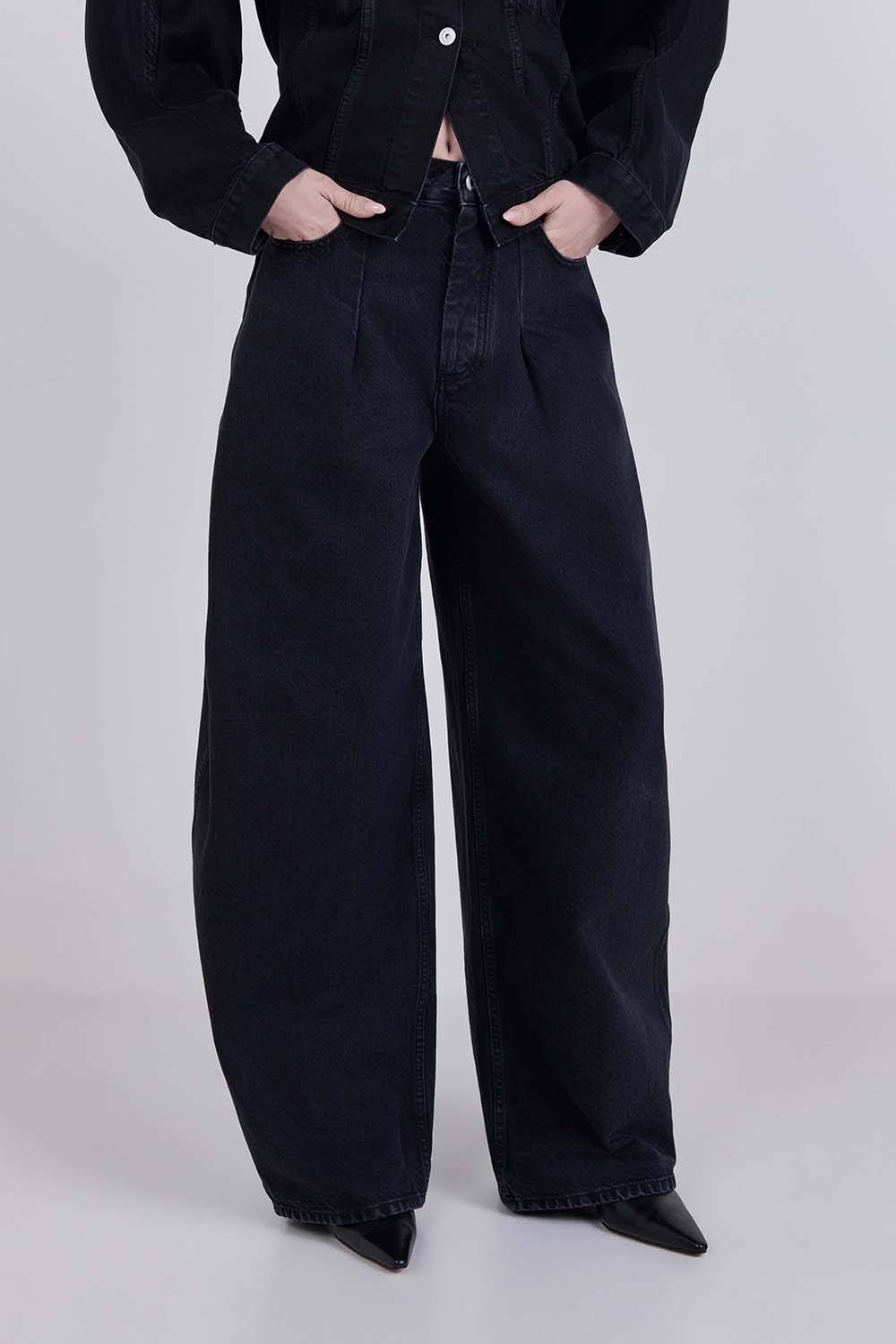 תמונת דוגמן קידמית של מכנסי ג׳ינס בגזרה גבוהה