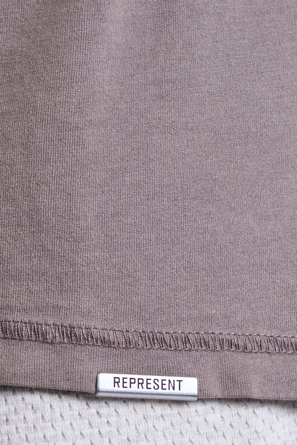 תמונת תקריב דוגמן של חולצת טי אוברסייז