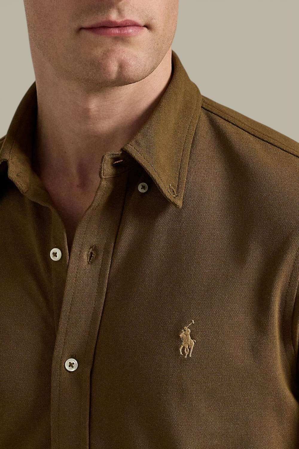 תמונת תקריב דוגמן של חולצה מכופתרת ארוכה