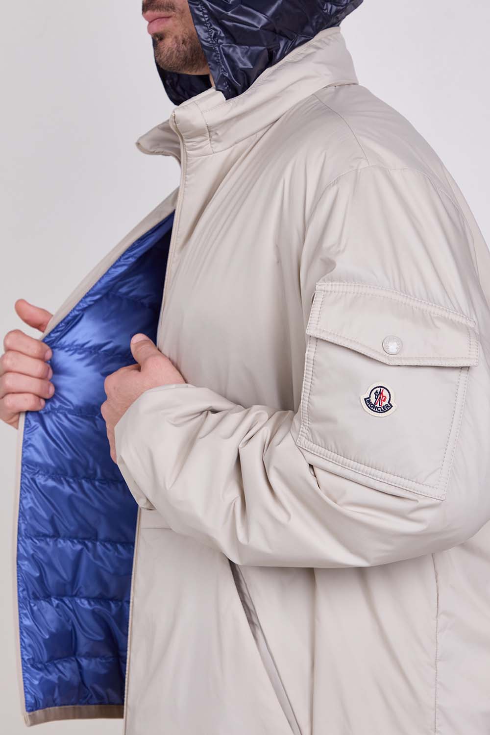 תמונת תקריב דוגמן של מעיל פוך