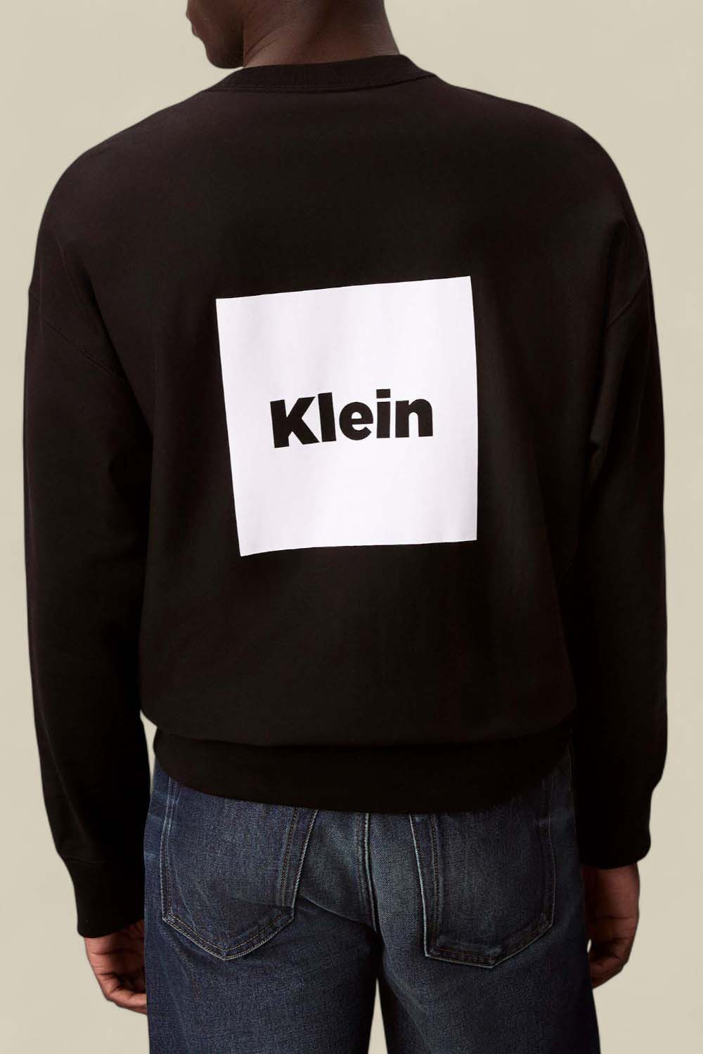 תמונת דוגמן אחורית של סווטשירט