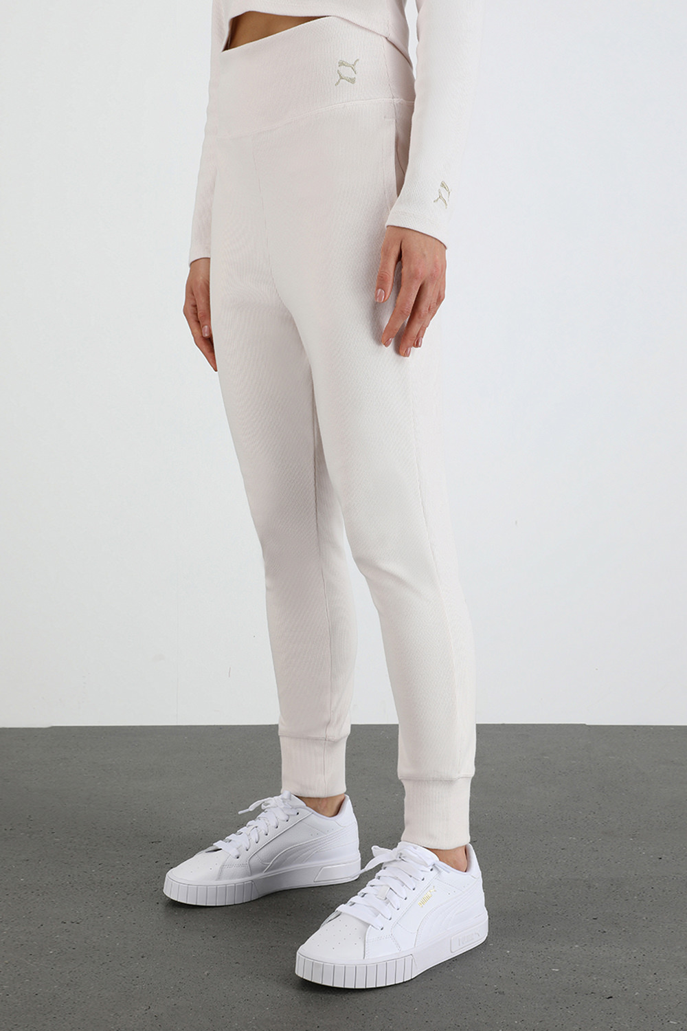 תמונת דוגמן קידמית של Cali in White and Blue