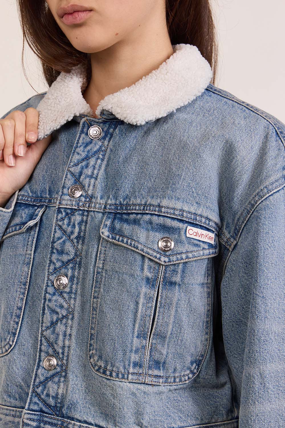 תמונת תקריב דוגמן של ז'קט ג'ינס קצר