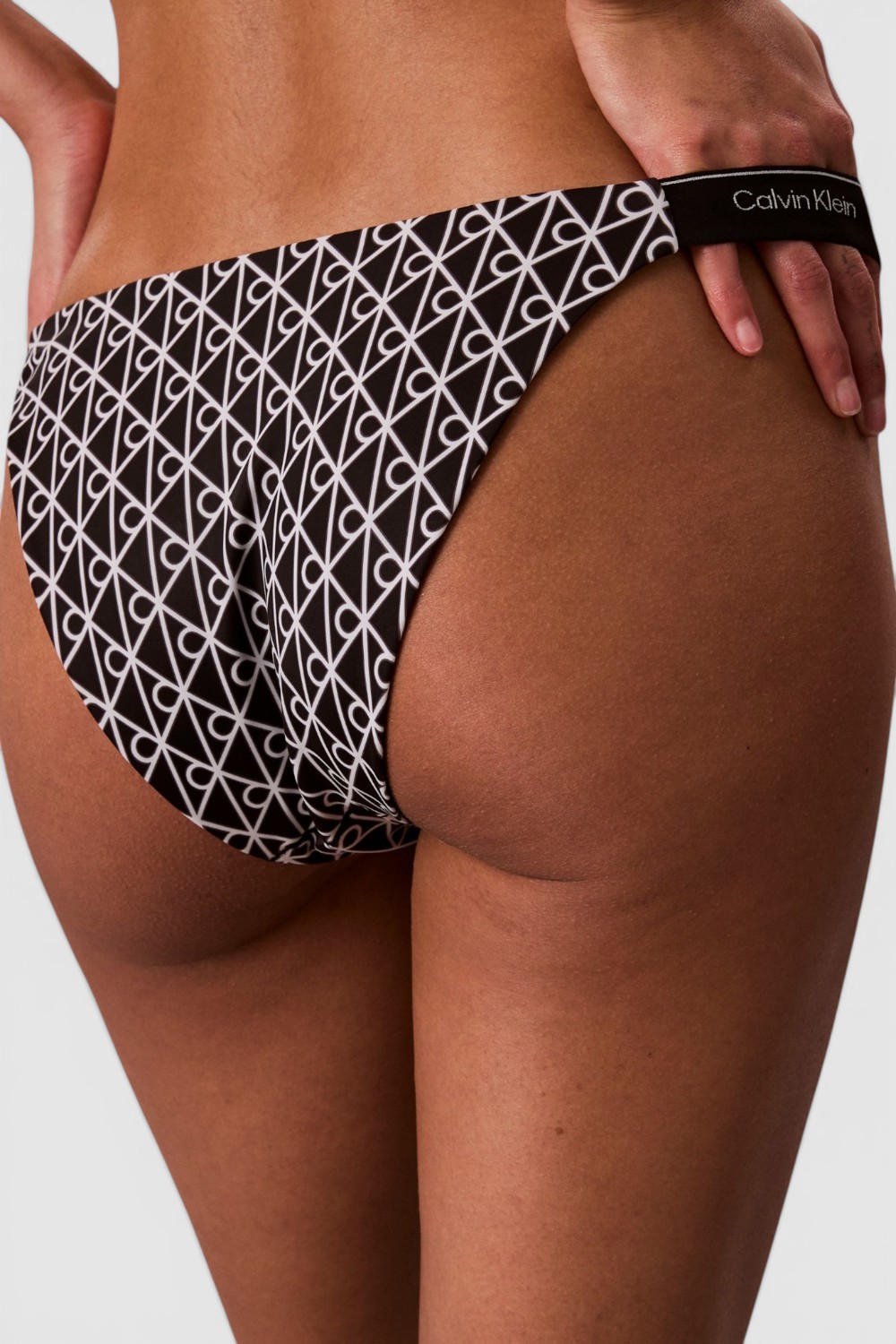 תמונת תקריב דוגמן של תחתוני ביקיני