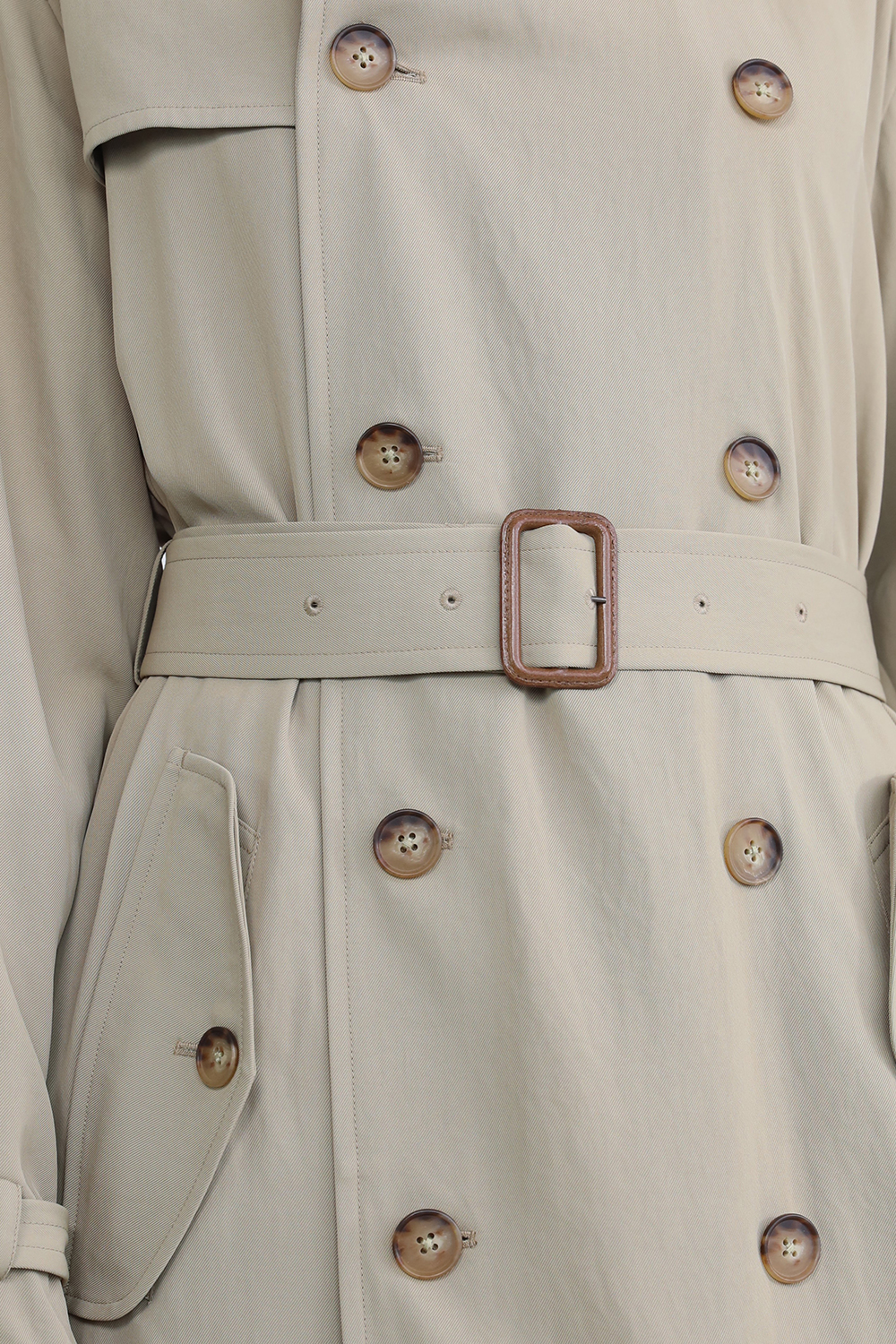 תמונת תקריב דוגמן של מעיל טרנץ' קלאסי