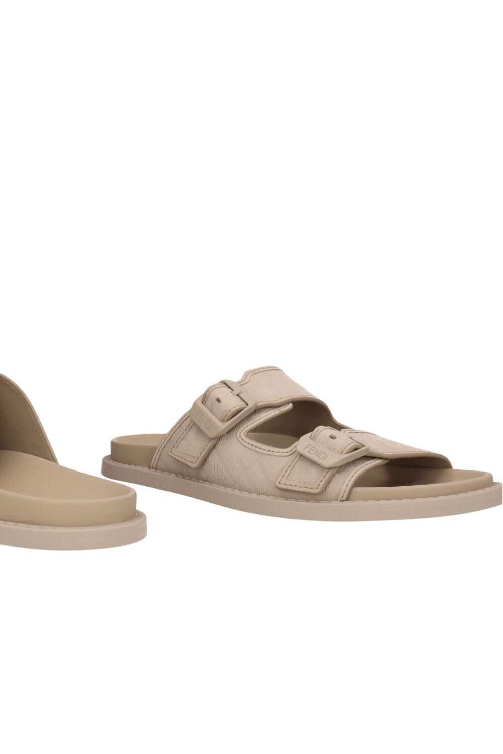 תמונת תקריב של סנדלי סליידס