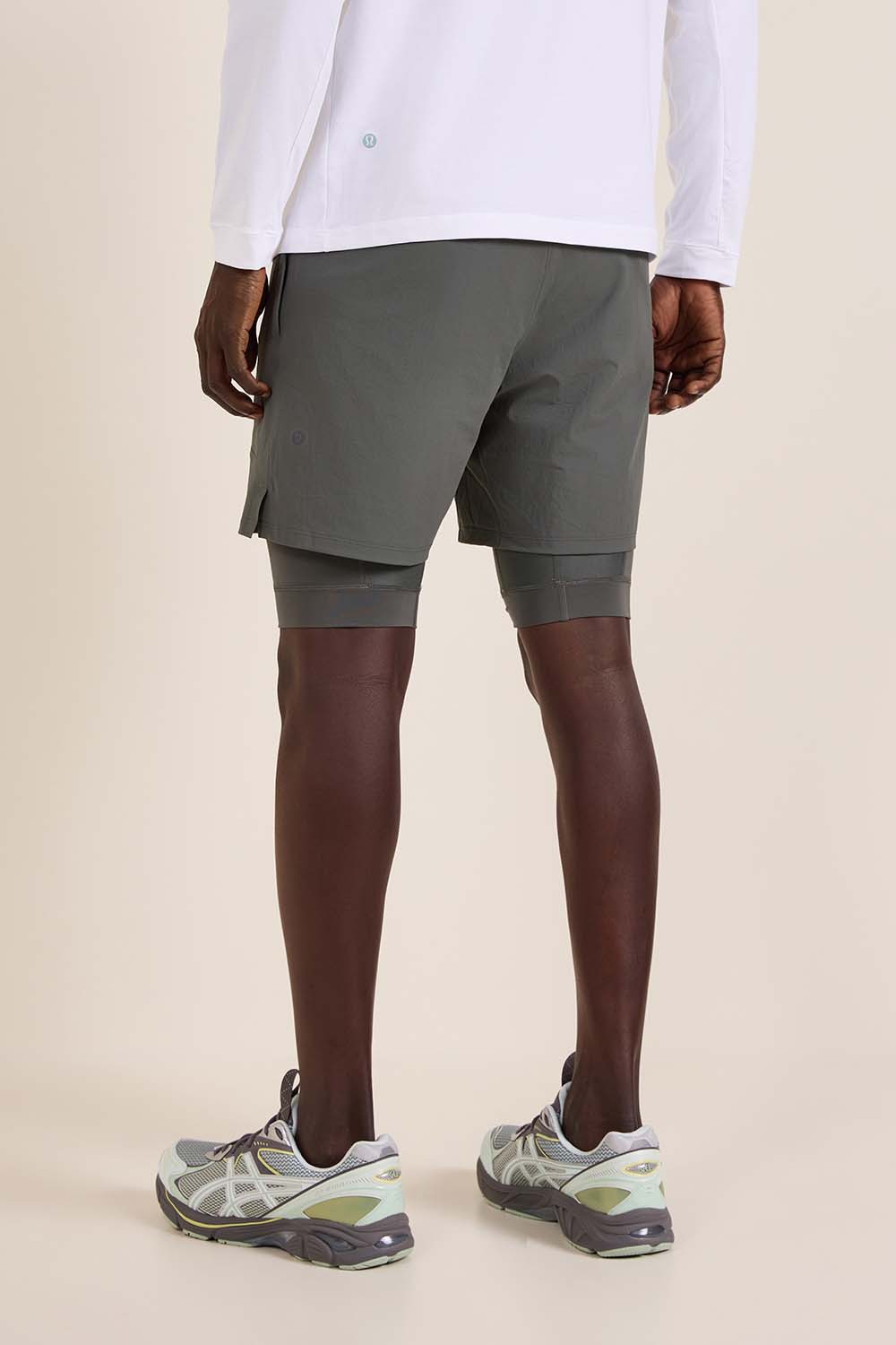 תמונת דוגמן אחורית של License to Train Lined Short 7