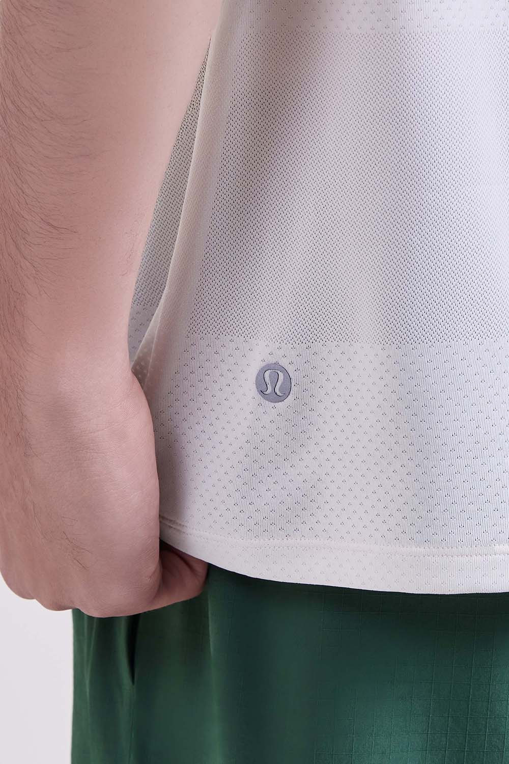 תמונת תקריב דוגמן של Fast and Free Short-Sleeve Shirt Perforated Stripe