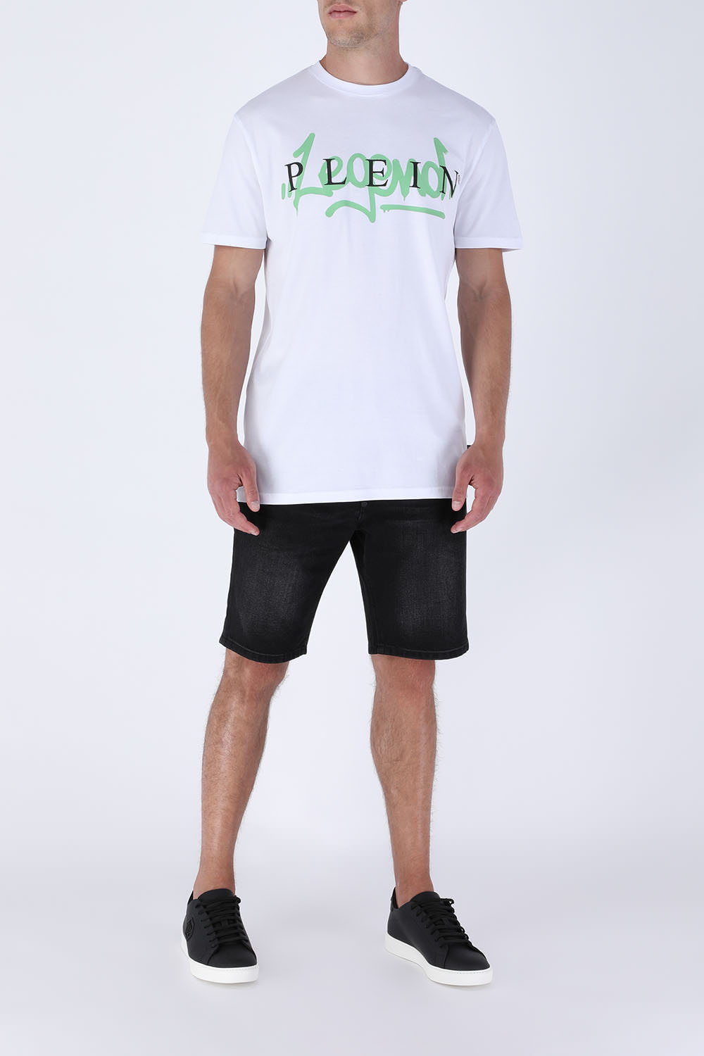 תמונת דוגמן קידמית של נעלי ספורט מעור עם לוגו בולט