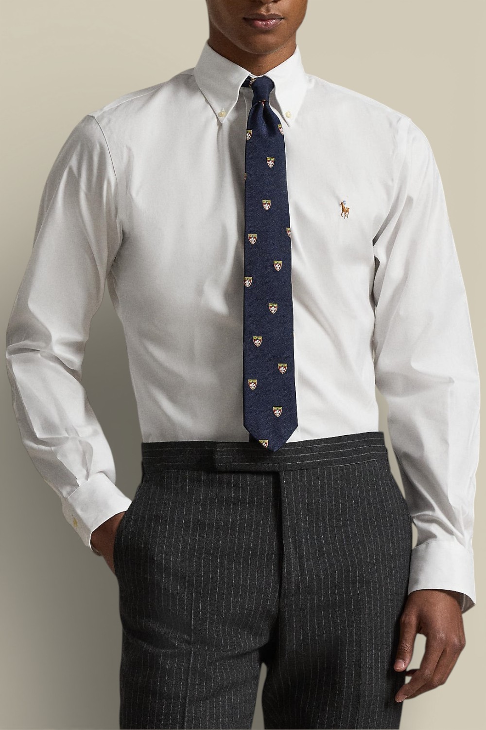 תמונת דוגמן קידמית של חולצות כפתורים ארוכה