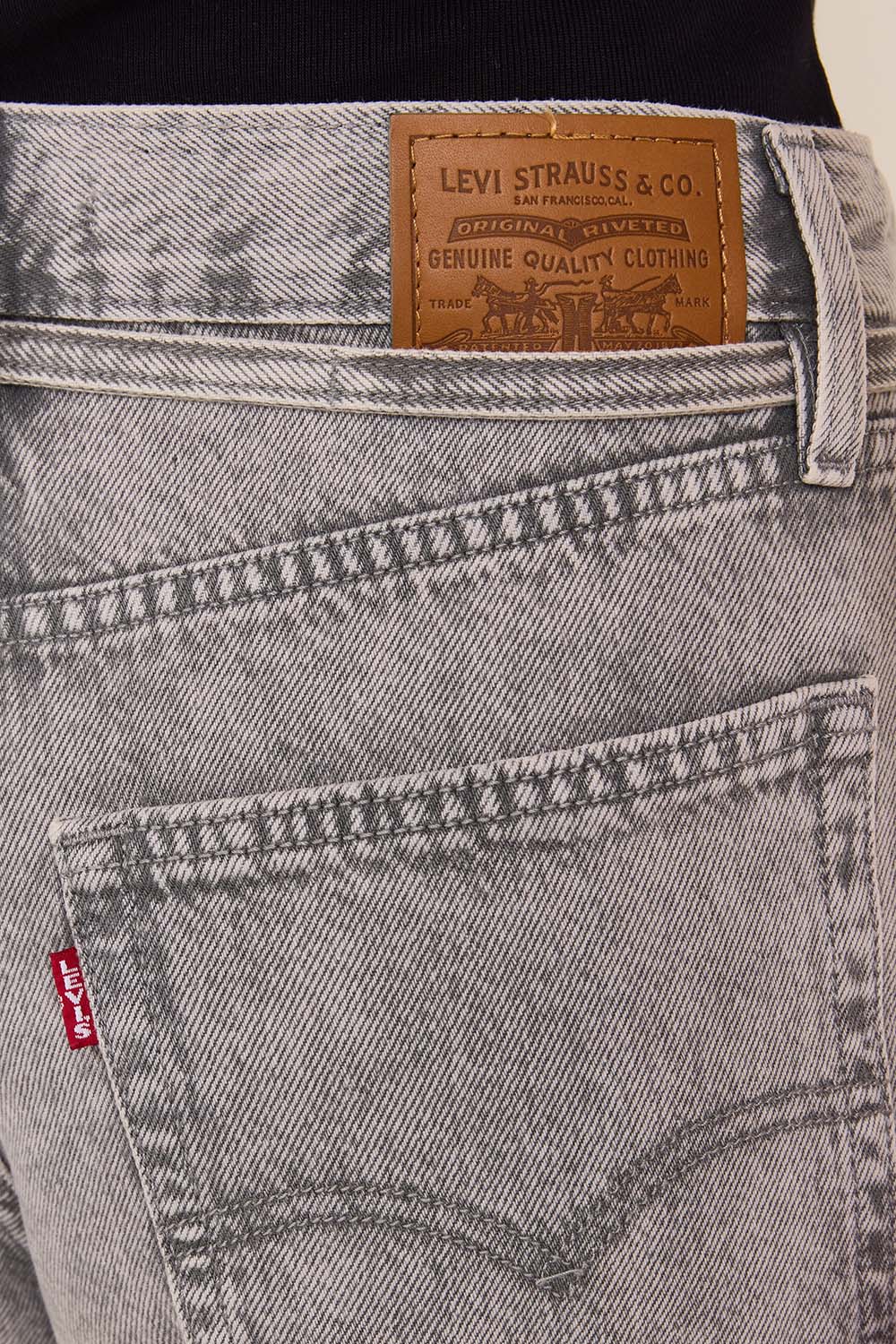 תמונת תקריב דוגמן של מכנסי ג'ינס XL בגזרה רחבה