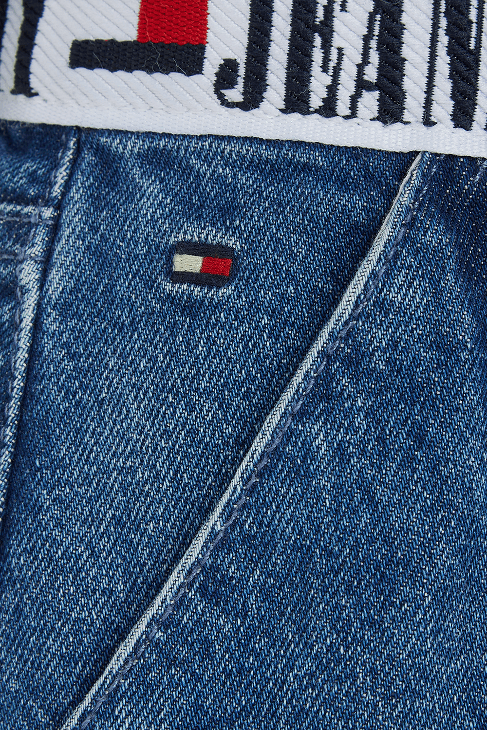 תמונת תקריב של חצאית ג`ינס קצרה - גילאי 8-16