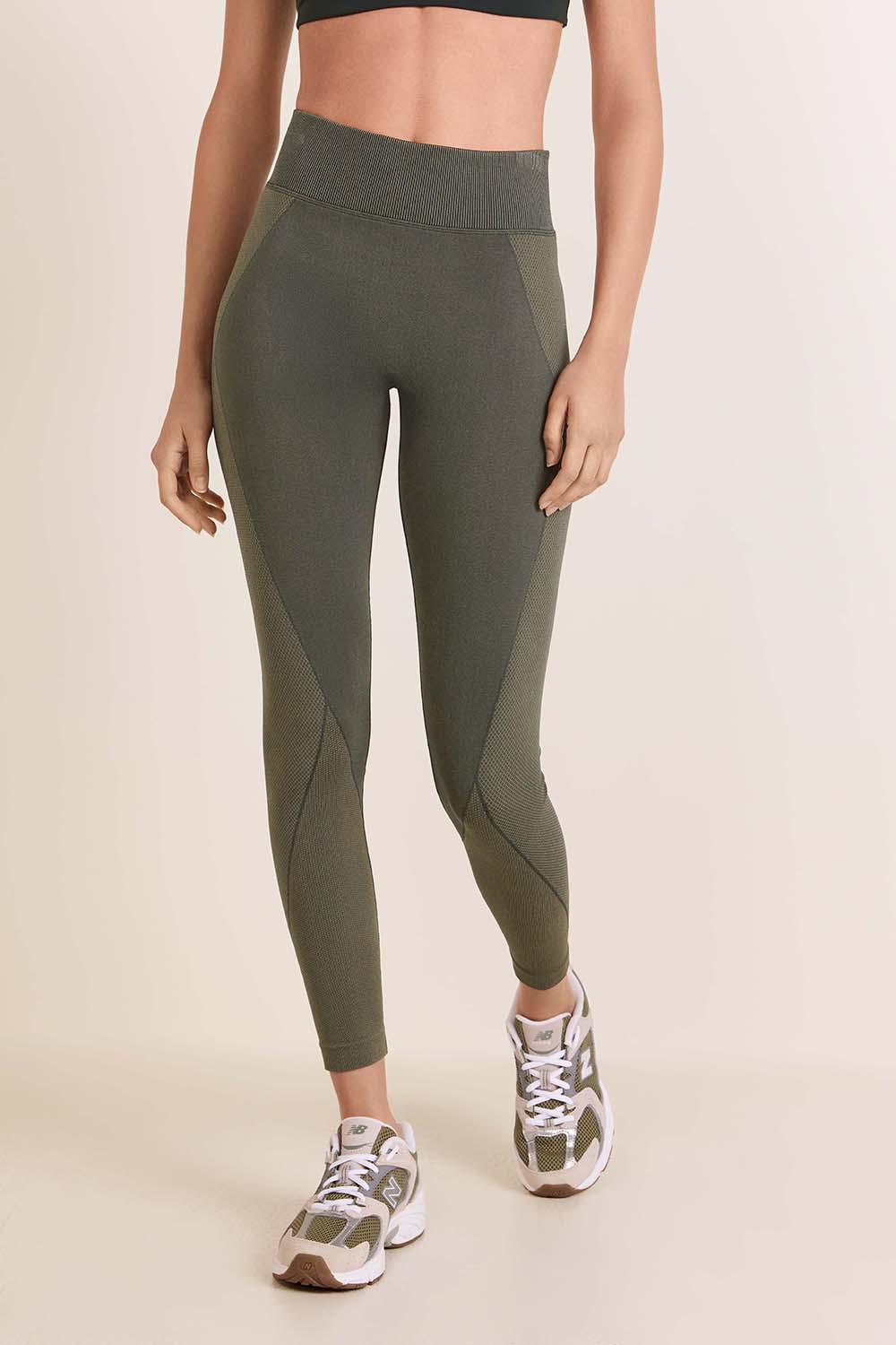 תמונת דוגמן קידמית של Seamless High-Rise Training Tight 25