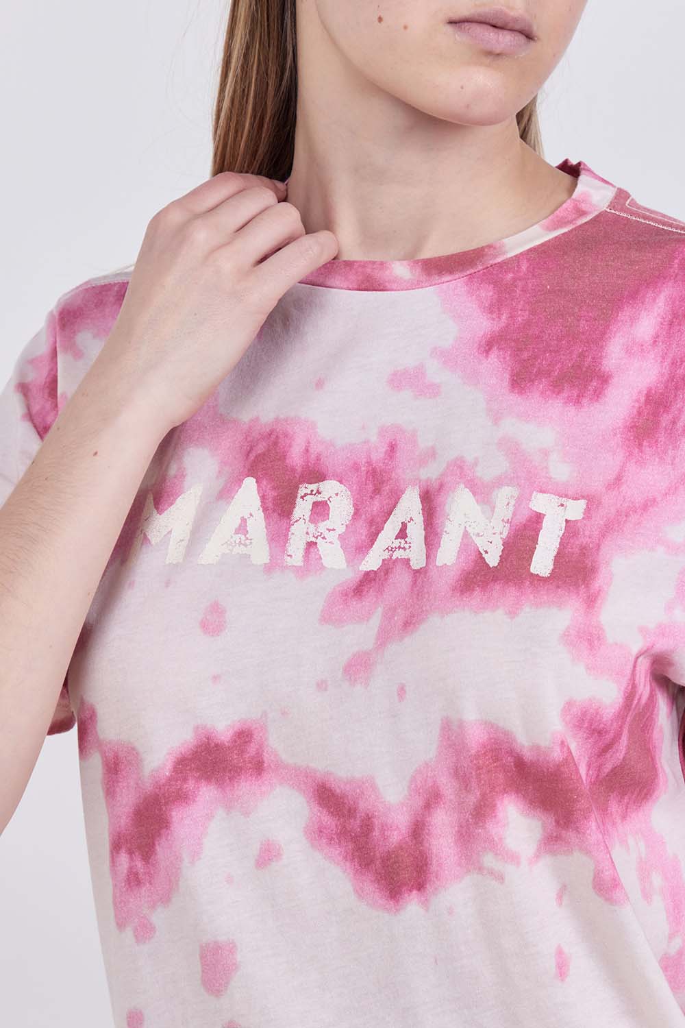 תמונת תקריב דוגמן של חולצת טי בגזרה משוחררת