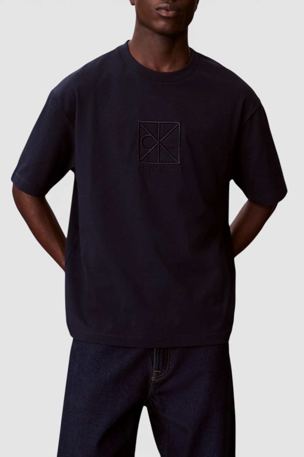 תמונת דוגמן קידמית של חולצת טי בגזרה משוחררת