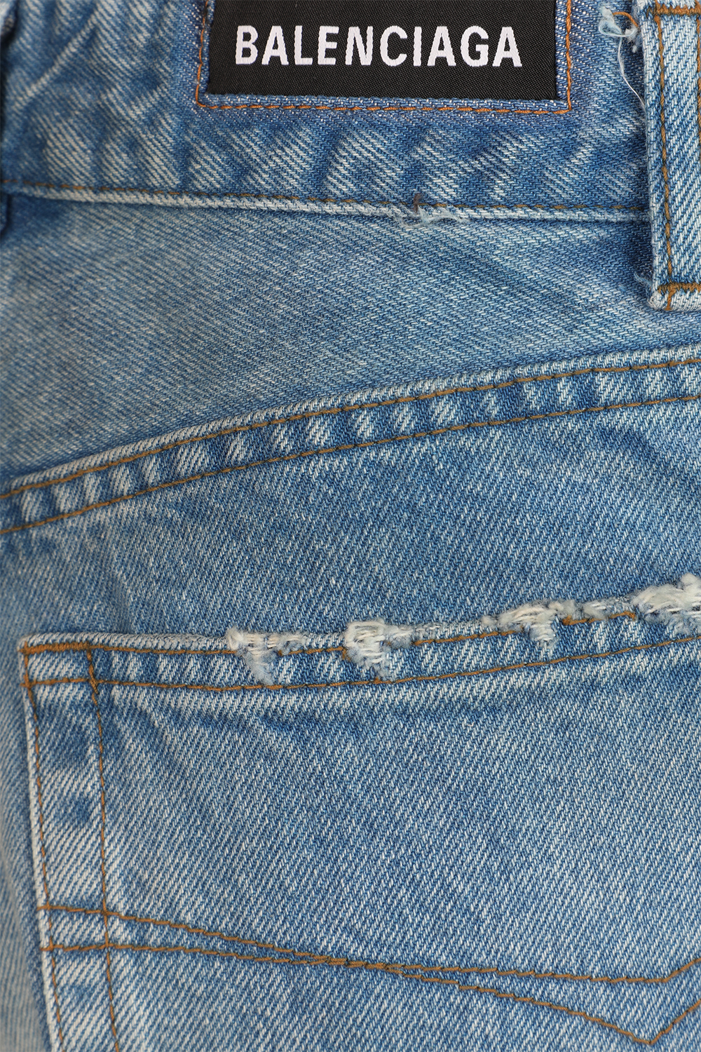 תמונה אחורית של מכנסי ג'ינס בגזרה ישרה