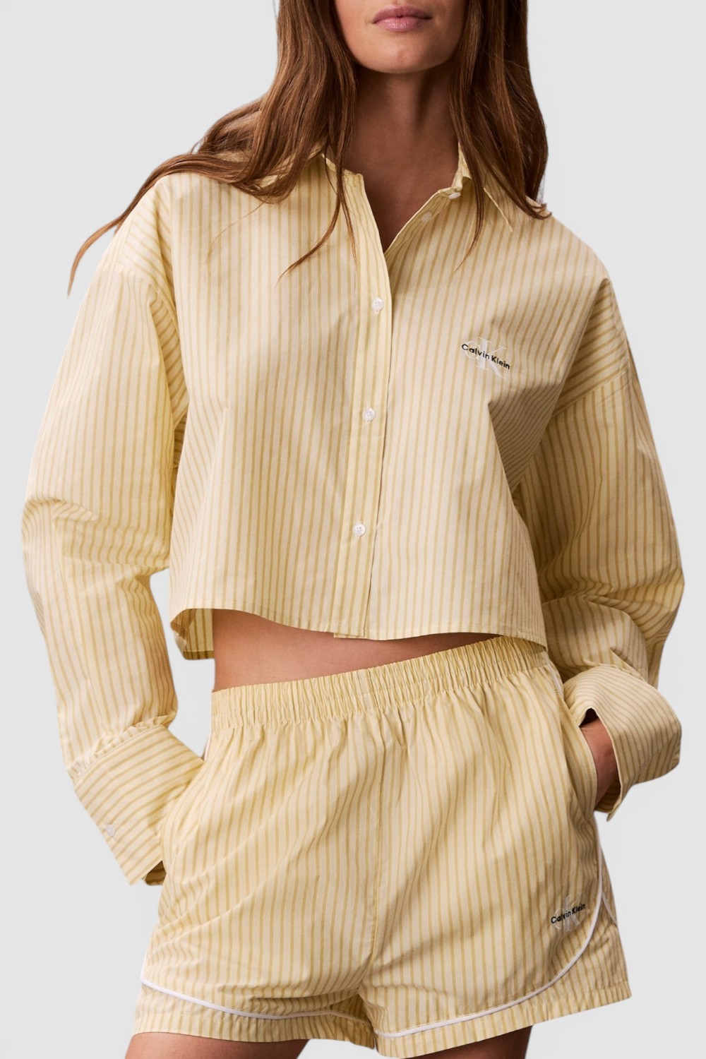 תמונת דוגמן קידמית של חולצה מכופתרת קרופ